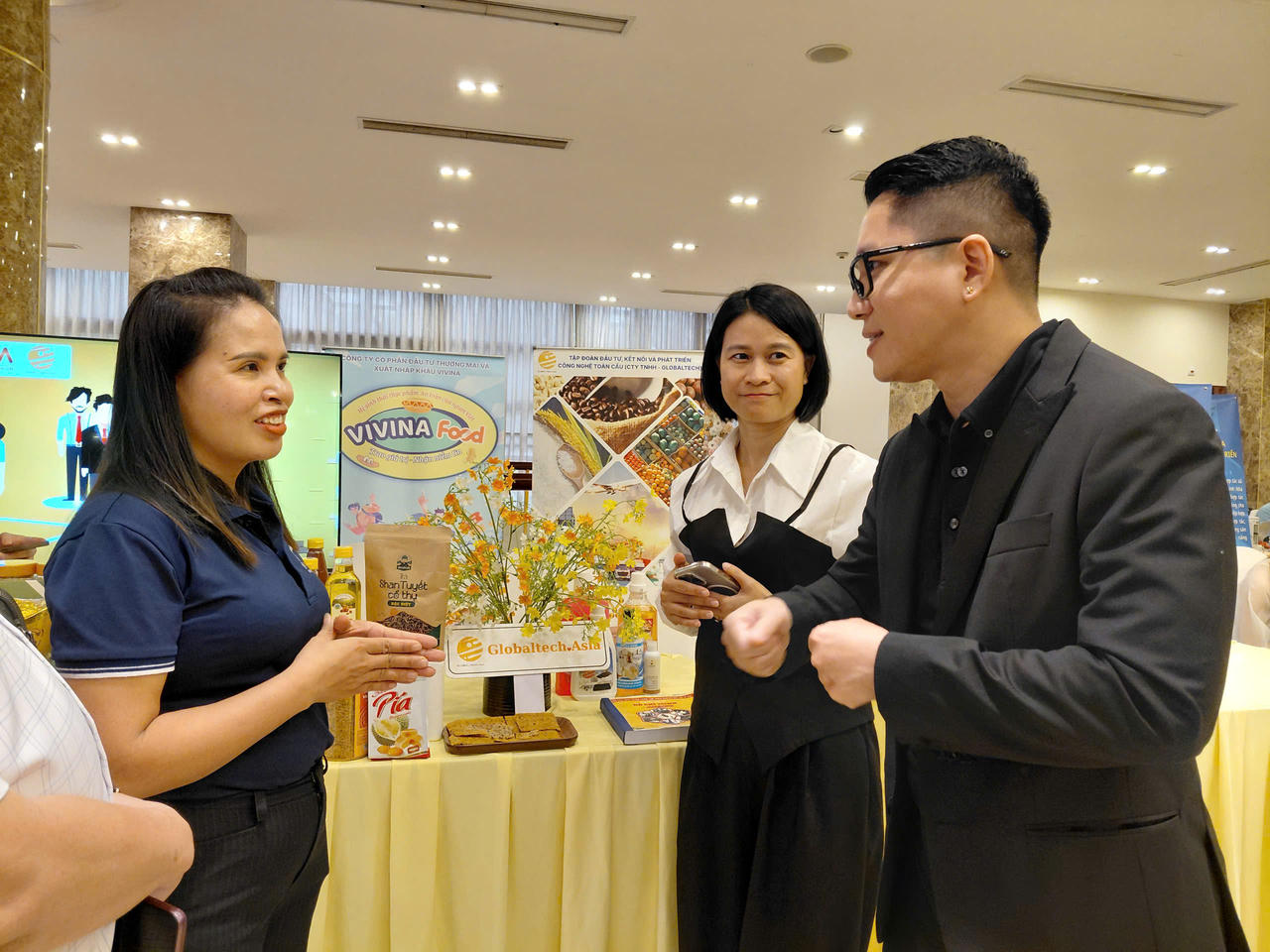 Một số doanh nghiệp tìm hiểu về hướng xuất khẩu với ông Nguyễn Tuấn Việt