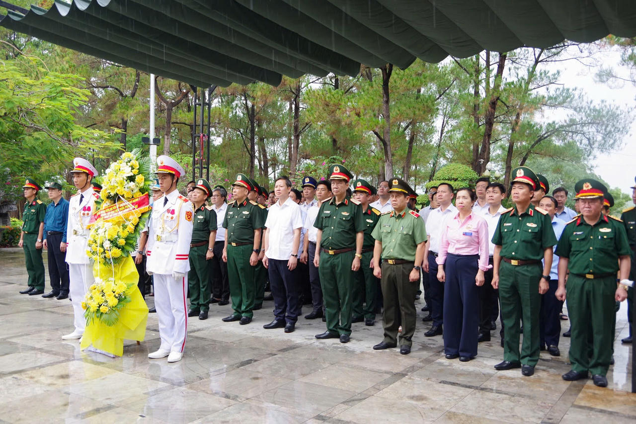 Học viện Quốc phòng tri ân Anh hùng liệt sĩ, tặng quà trị giá hơn 400 triệu đồng tại Quảng Trị