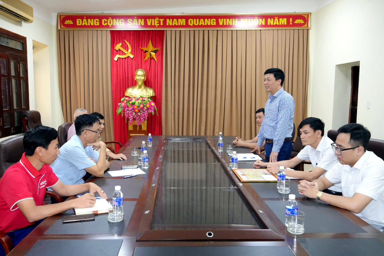 Ông Hoàng Đức Hậu – Phó Giám đốc Công ty Điện lực Thanh Hóa (người đang đứng) phát biểu tại buổi làm việc với các khách hàng lớn về công tác điều chỉnh phụ tải điện năm 2026.