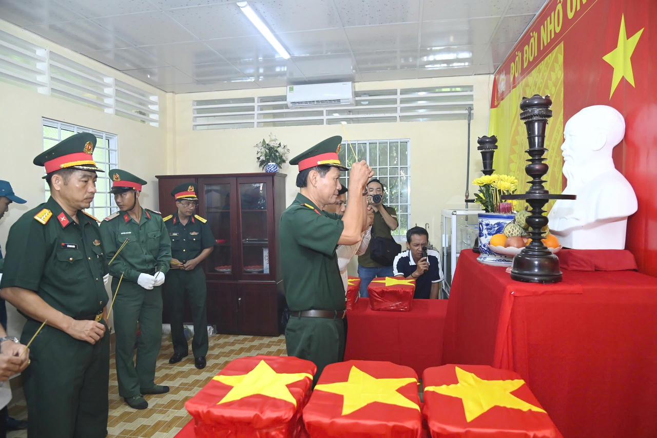 Đại biểu và lực lượng làm nhiệm vụ thành kính dâng hương tại lễ bàn giao mẫu sinh phẩm hài cốt liệt sĩ đi giám định ADN (Ảnh: Văn Đông).