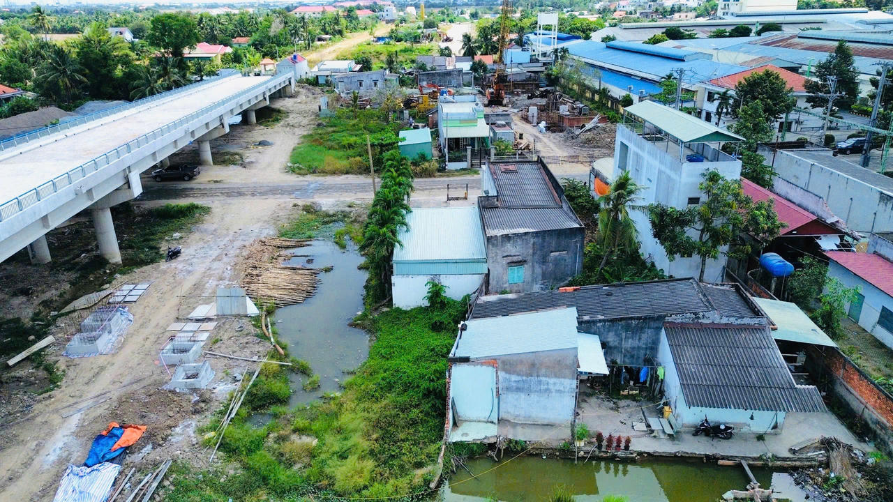 Công tác bồi thường, hỗ trợ, tái định cư đã chi trả cho 864/878 trường hợp, đạt 98,41%, hiện còn 14 trường hợp chưa nhận tiền bồi thường.