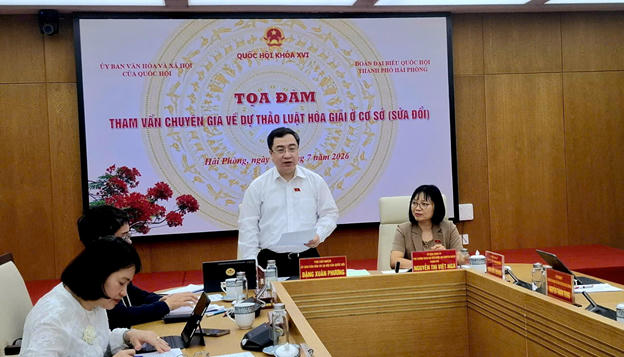 Đồng chí Đặng Xuân Phương, Phó Chủ nhiệm Uỷ ban Văn hoá và Xã hội của Quốc hội phát biểu khai mạc Toạ đàm