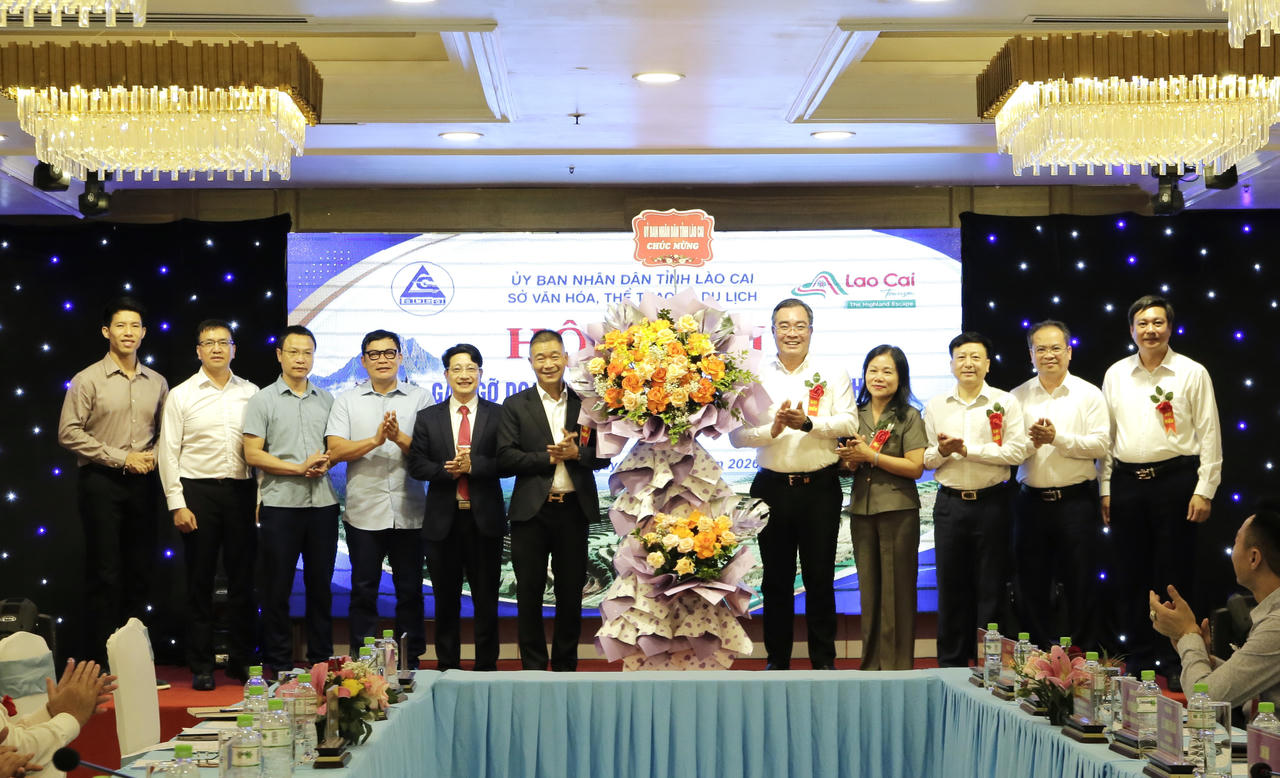 UBND tỉnh Lào Cai tặng hoa chúc mừng Hội nghị.