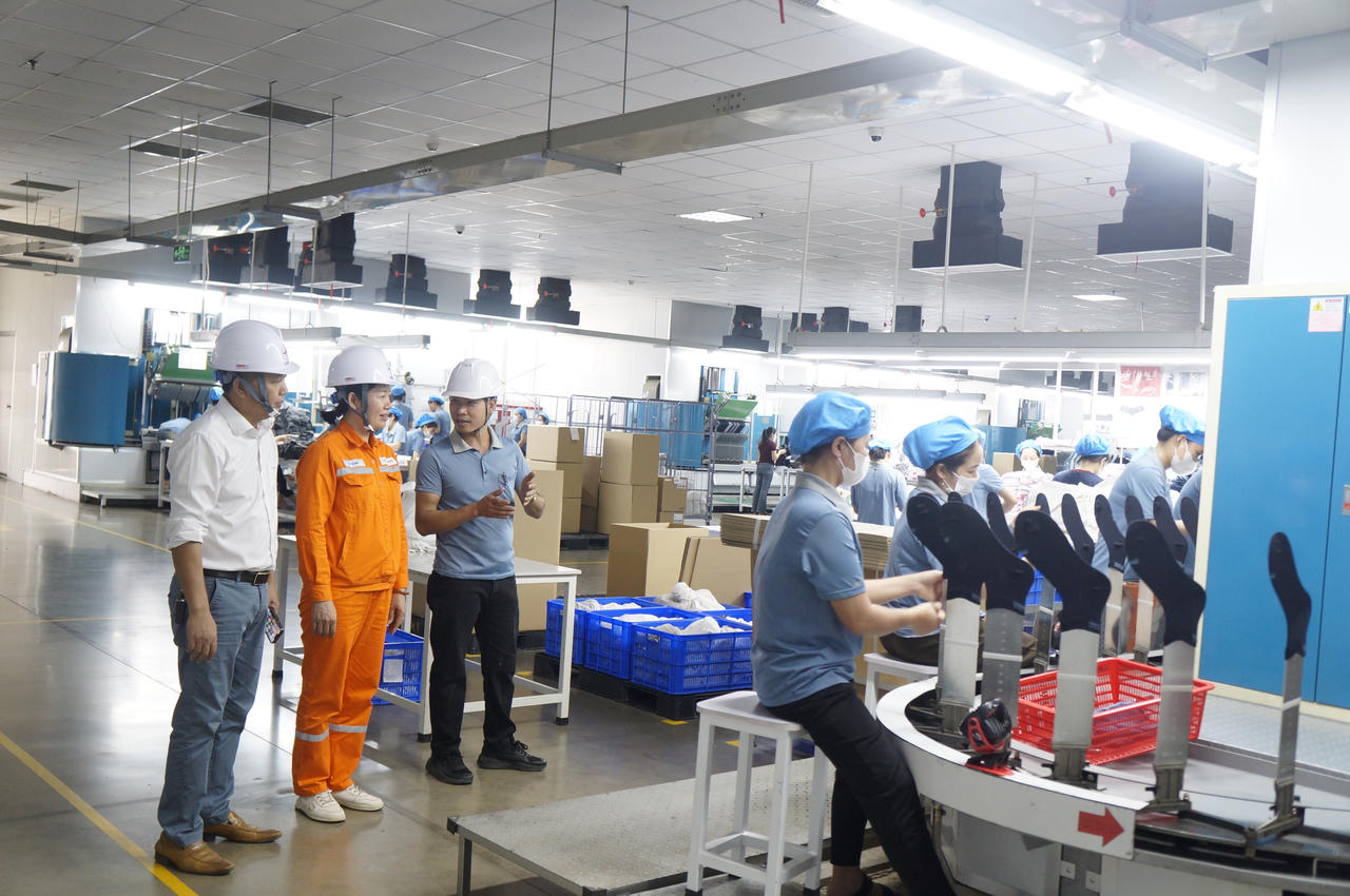 Công ty Điện lực Thanh Hóa phối hợp cùng với khách hàng sử dụng điện lớn trên địa bàn trong việc tham gia chương trình DR.