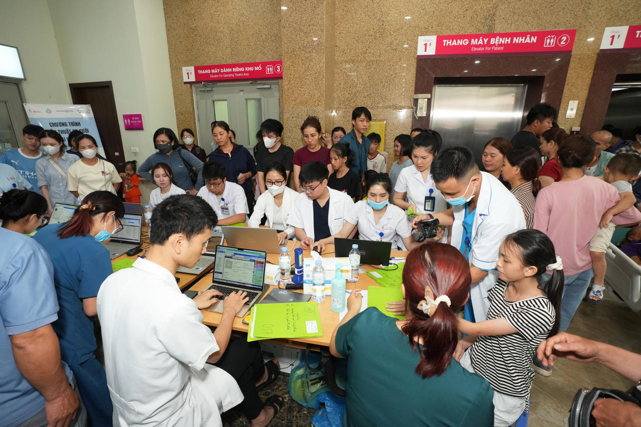 Hoạt động khám sàng lọc được triển khai tại Bệnh viện E nhằm đánh giá và lựa chọn các bệnh nhi đủ điều kiện thực hiện phẫu thuật.