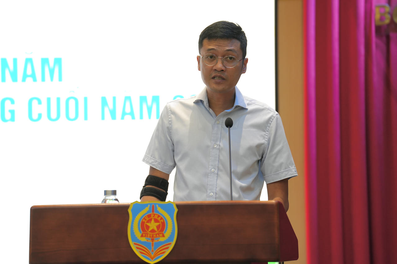 Phó Tổng Biên tập Hà Ánh Bình báo cáo tại Hội nghị.