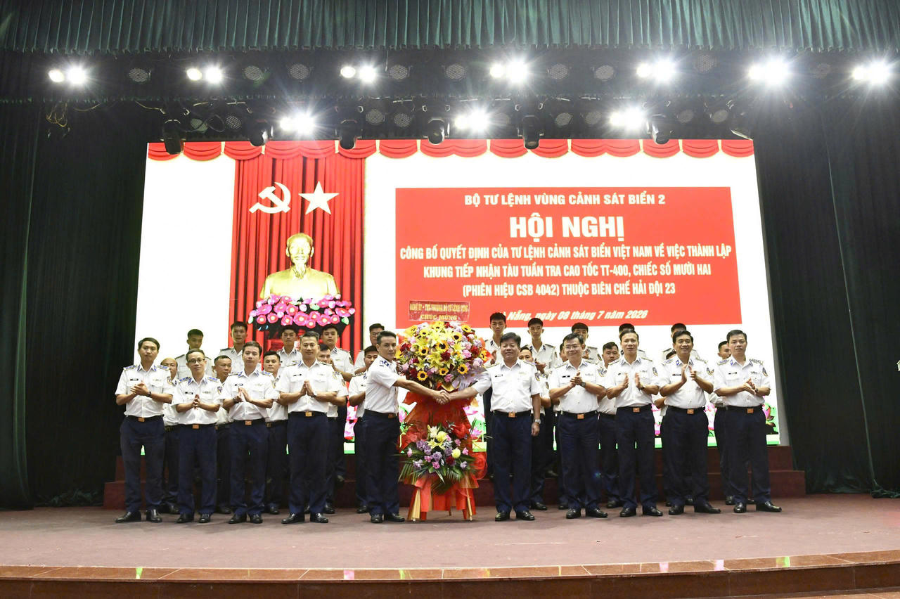 Tư lệnh Vùng chúc mừng 23 đồng chí cán bộ, chiến trong khung tiếp nhận tàu