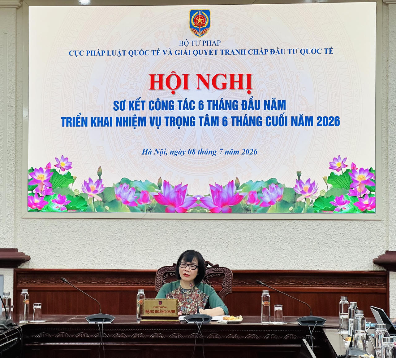 Thứ trưởng Đặng Hoàng Oanh đánh giá cao những kết quả trong 6 tháng đầu năm của Cục PLQT&GQTCĐTQT. Ảnh: Vân Anh