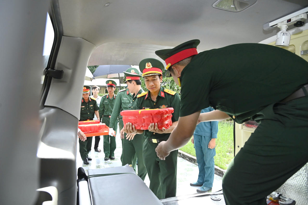 Xe chuyên dụng đưa mẫu sinh phẩm rời Nghĩa trang Liệt sĩ xã Trần Văn Thời đến Cảng Hàng không quốc tế Cần Thơ để chuyển ra Hà Nội phục vụ công tác giám định ADN (Ảnh: Văn Đông).
