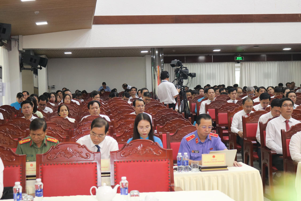 Các đại biểu tham gia kỳ họp.