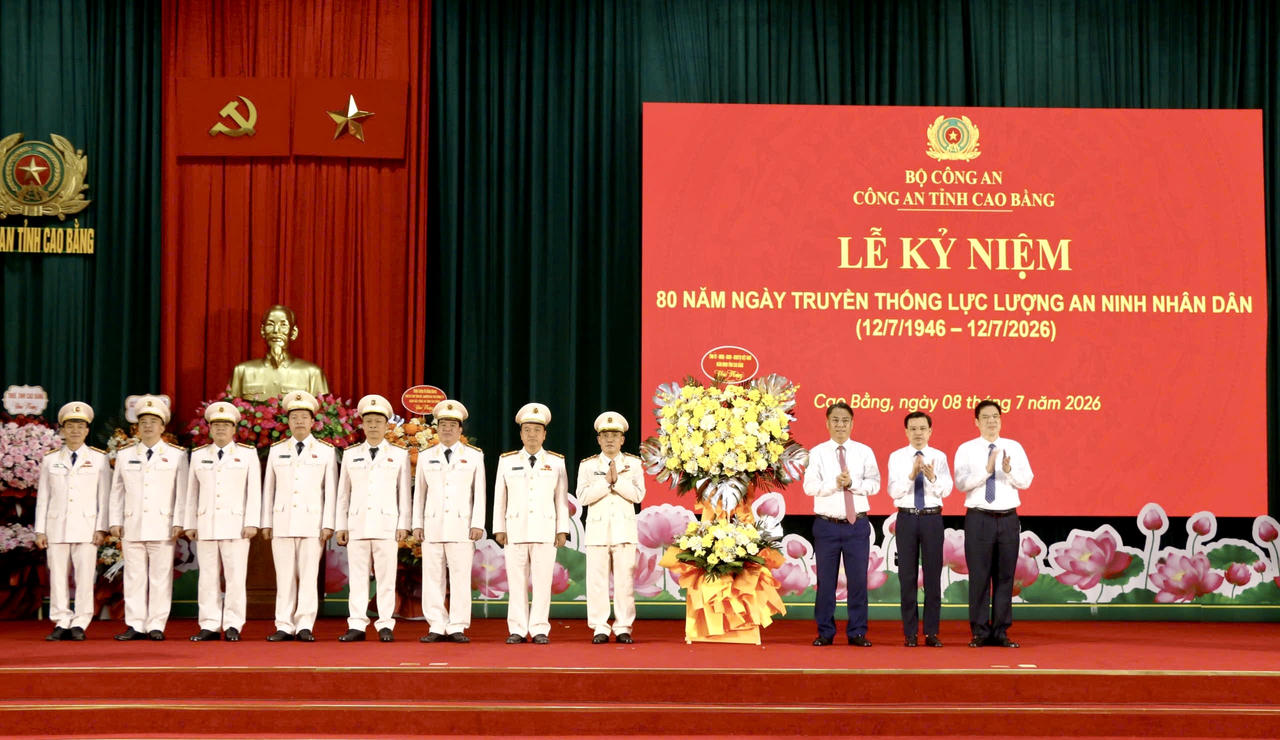 Lãnh đạo tỉnh Cao Bằng tặng hoa chúc mừng lực lượng An ninh nhân dân Công an Cao Bằng. (Ảnh: Thanh Tùng)