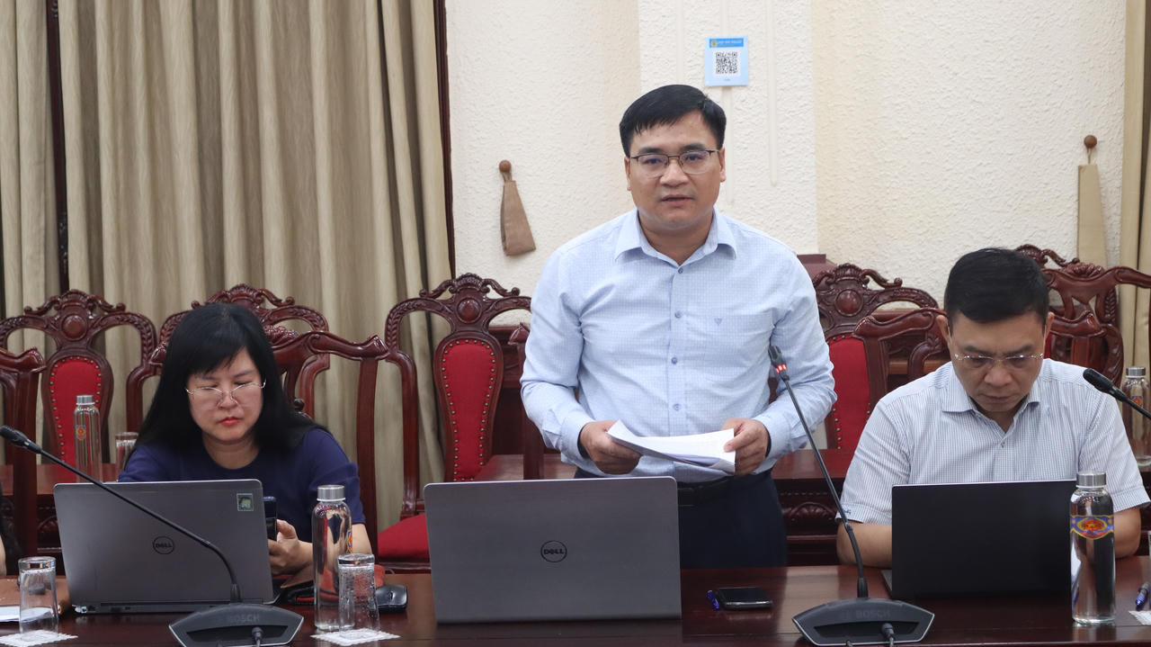 Phó Vụ trưởng Vụ Công tác xây dựng VBQPPL Lê Tuấn Phong báo cáo tại Hội nghị.