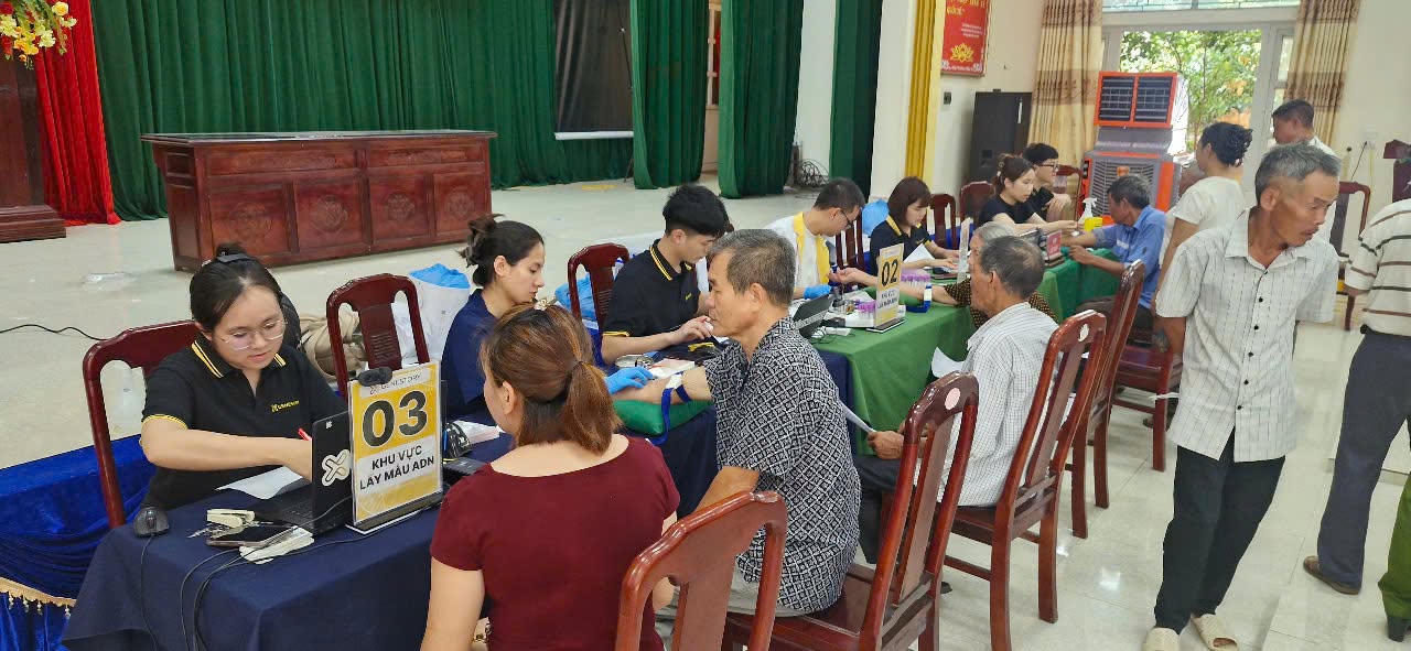 Thân nhân liệt sĩ được hướng dẫn lấy mẫu ADN phục vụ công tác tìm kiếm, quy tập và xác định danh tính hài cốt liệt sĩ.