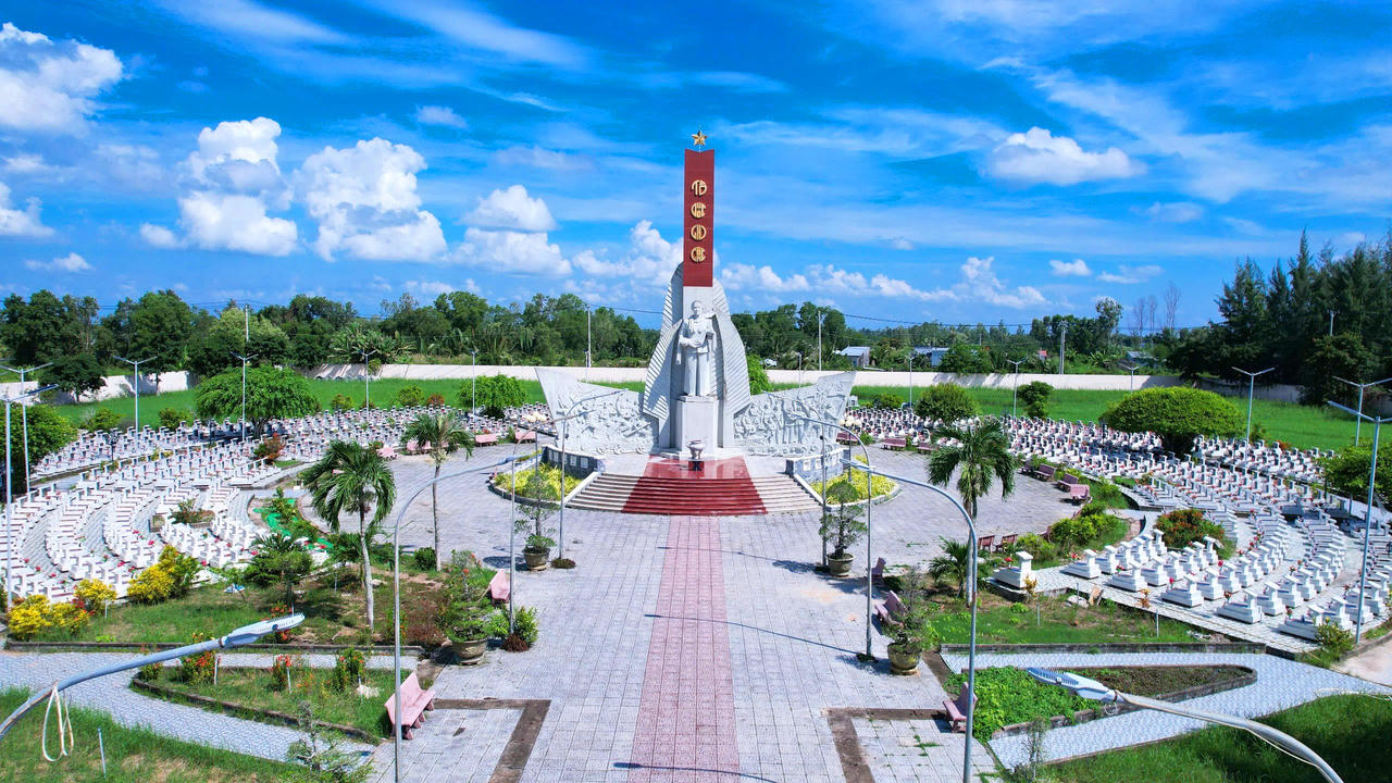 Quang cảnh Nghĩa trang Liệt sĩ xã Trần Văn Thời, nơi diễn ra lễ dâng hương và bàn giao mẫu sinh phẩm hài cốt liệt sĩ đi giám định ADN (Ảnh: Văn Đông).