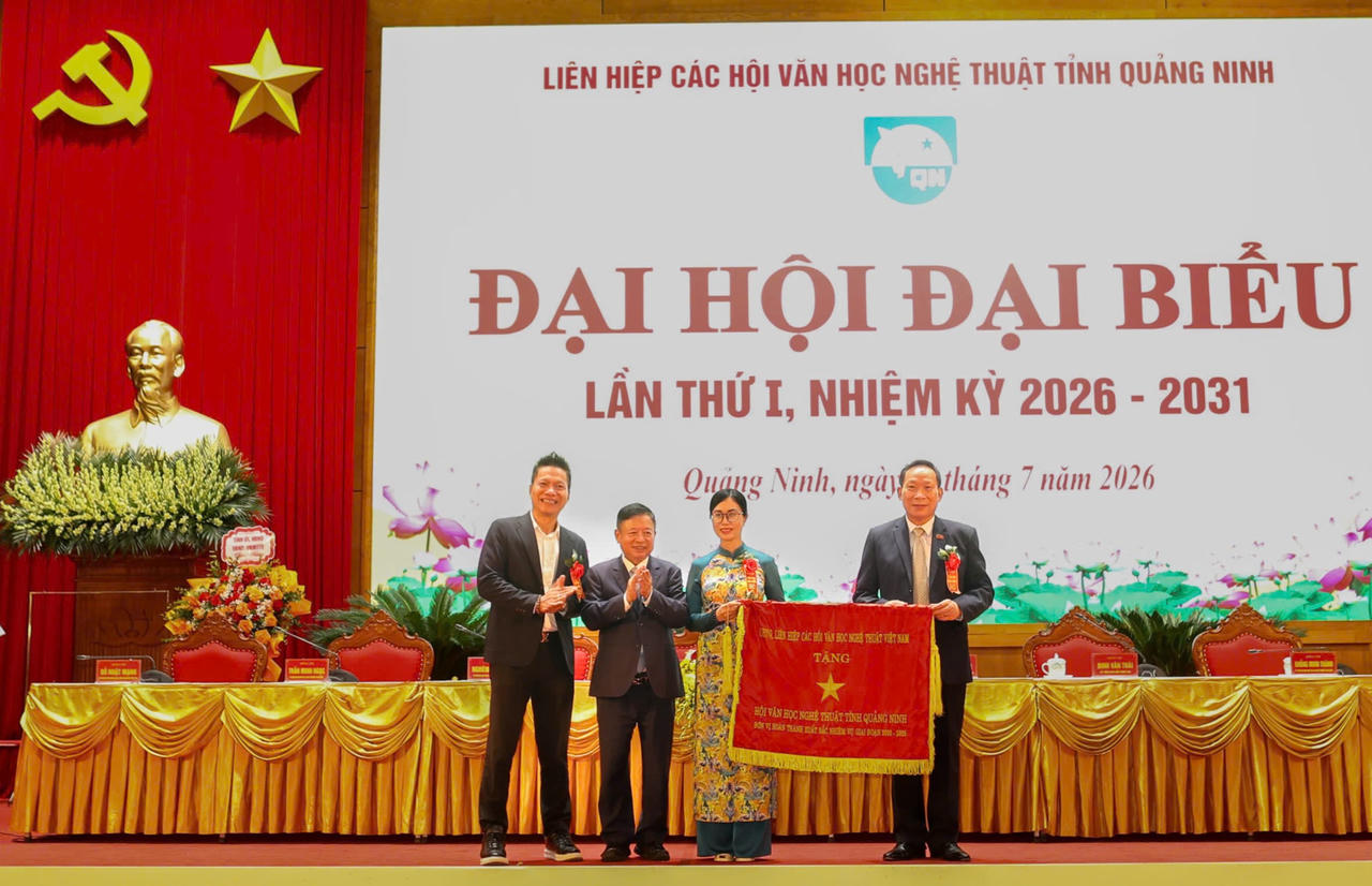 Liên hiệp các Hội Văn học Nghệ thuật tỉnh Quảng Ninh đã được Liên hiệp các Hội Văn học Nghệ thuật Việt Nam tặng Cờ thi đua vì có thành tích xuất sắc trong phong trào thi đua.