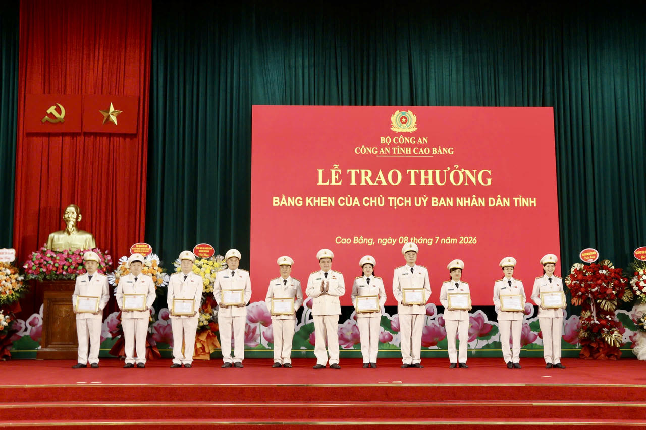 Lãnh đạo Công an tỉnh Cao Bằng tặng Giấy khen của Giám đốc Công an tỉnh cho các tập thể, cá nhân tại buổi lễ. (Ảnh: Thanh Tùng)