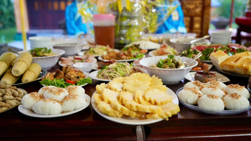 Mâm cỗ bày biện nhiều món ăn dân dã như bắp luộc, chè, trái cây, cháo thánh, cơm vắt, muối...