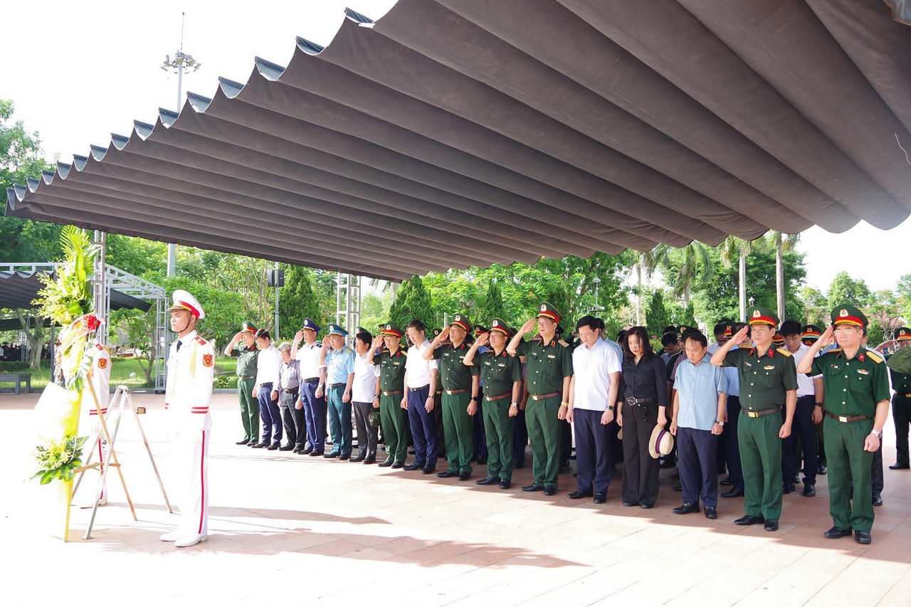 Học viện Quốc phòng tri ân Anh hùng liệt sĩ, tặng quà trị giá hơn 400 triệu đồng tại Quảng Trị