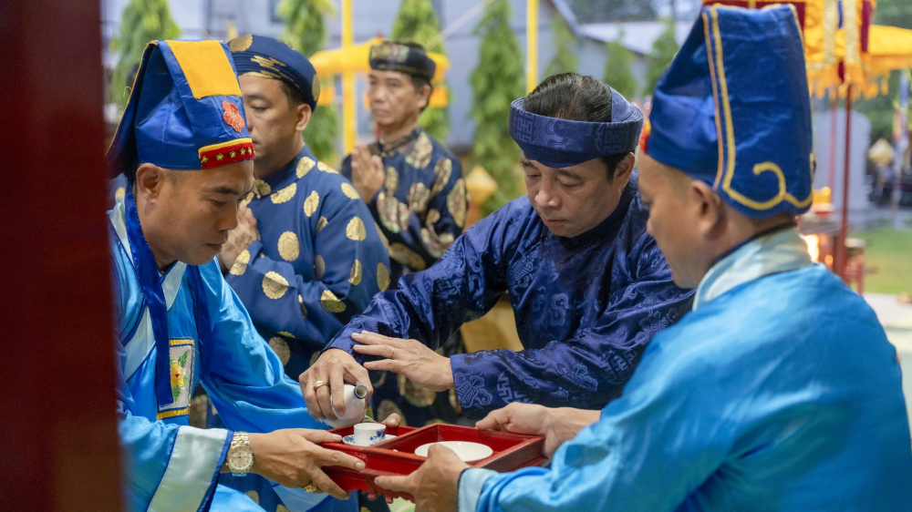 Chủ tịch UBND thành phố Nguyễn Khắc Toàn thực hiện các nghi thức theo trình tự tại buổi lễ