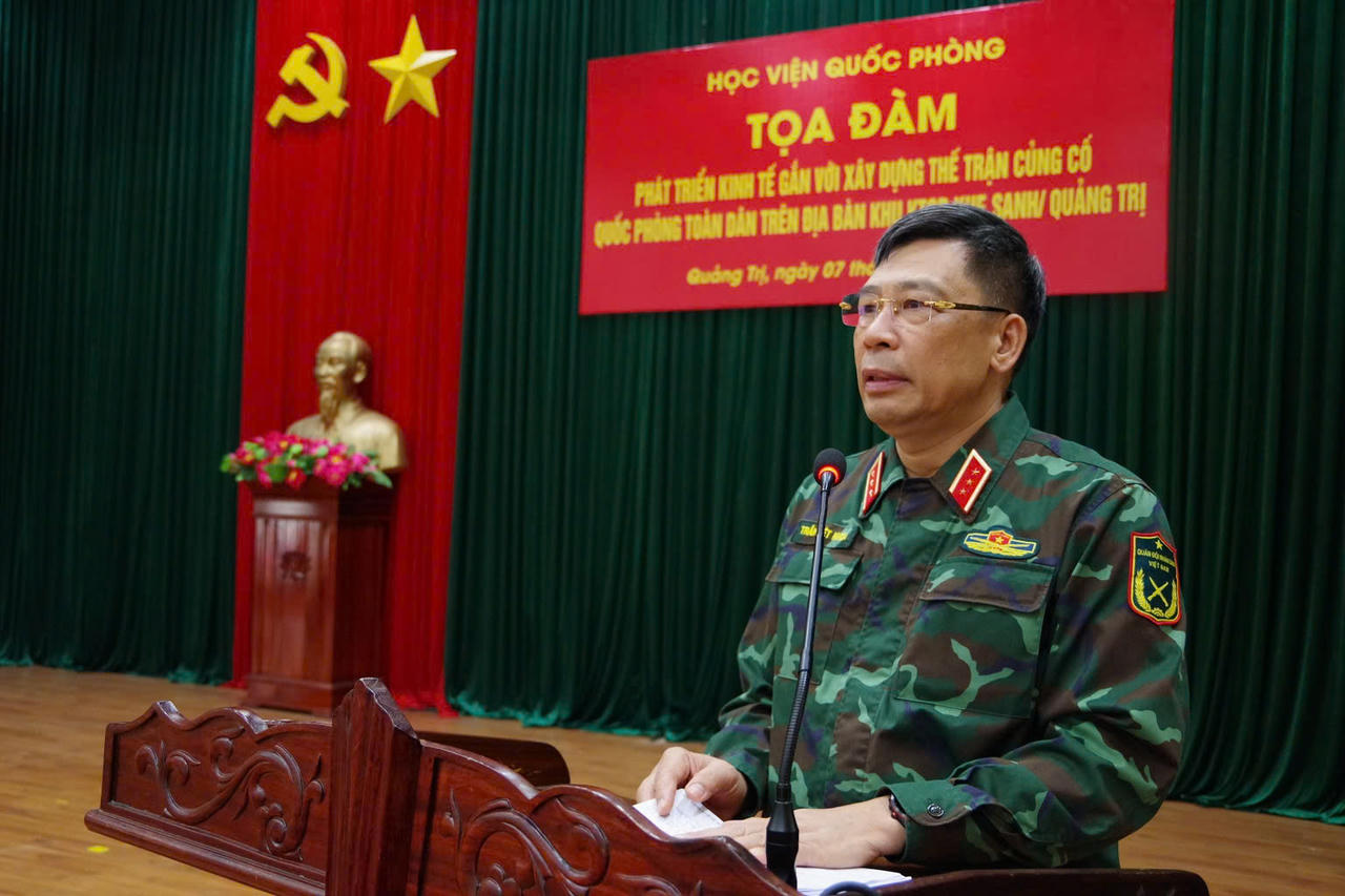 Thượng tướng, Phó Giáo sư, Tiến sĩ Trần Việt Khoa, Ủy viên Ban Chấp hành Trung ương Đảng, Ủy viên Quân ủy Trung ương, Giám đốc Học viện Quốc phòng chủ trì kết luận toạ đàm.