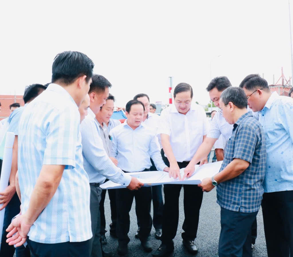 Ông Nguyễn Minh Lâm - Phó Chủ tịch UBND tỉnh Tây Ninh kiểm tra dự án đầu tư xây dựng ĐT.830E và và khu tái định cư, chiều ngày 7/7.