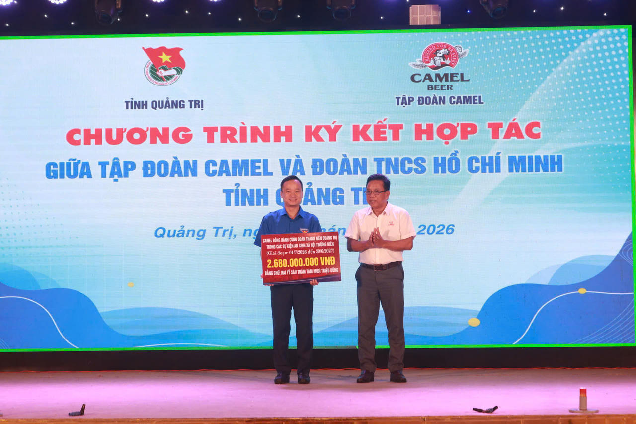 Đại diện Tập đoàn Bia CAMEL trao bảng tượng trưng nguồn lực trị giá 2,68 tỷ đồng đồng hành cùng Tỉnh đoàn Quảng Trị triển khai các hoạt động hỗ trợ thanh niên giai đoạn 2026-2027.