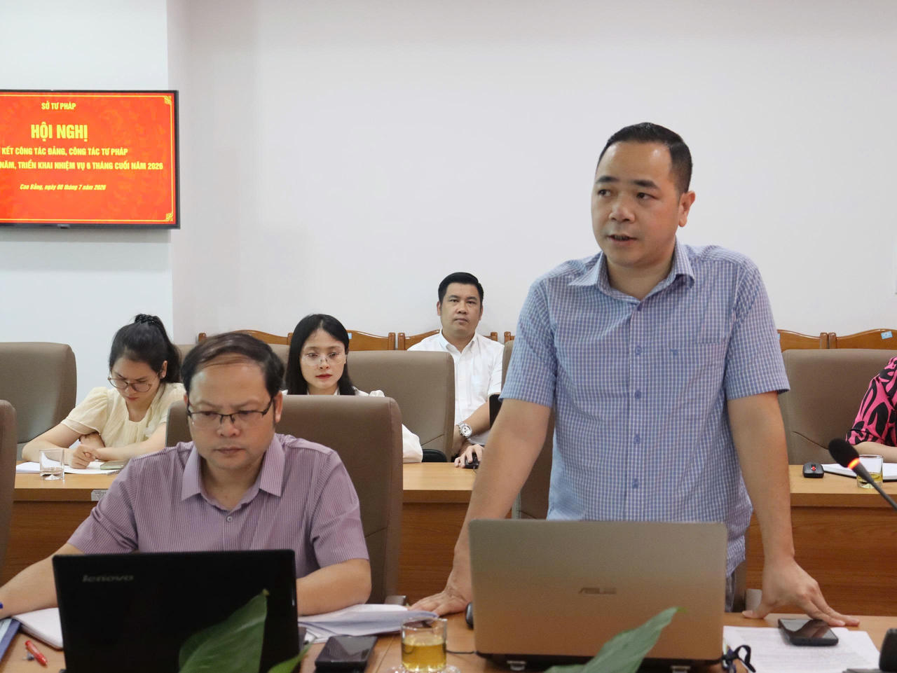 Đại biểu trình bày tham luận tại hội nghị. (Ảnh: Thanh Tùng)