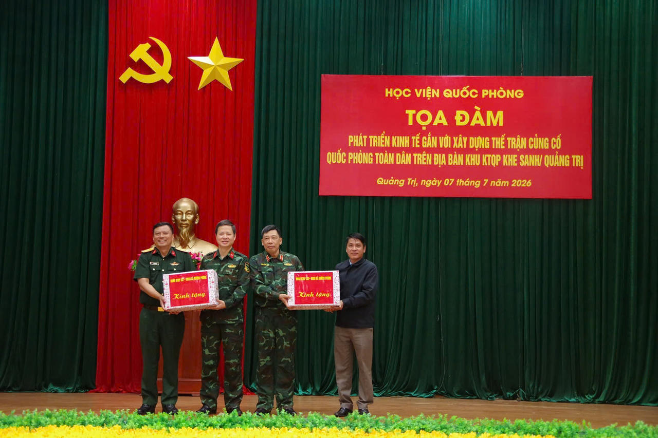 Học viện Quốc phòng tri ân Anh hùng liệt sĩ, tặng quà trị giá hơn 400 triệu đồng tại Quảng Trị