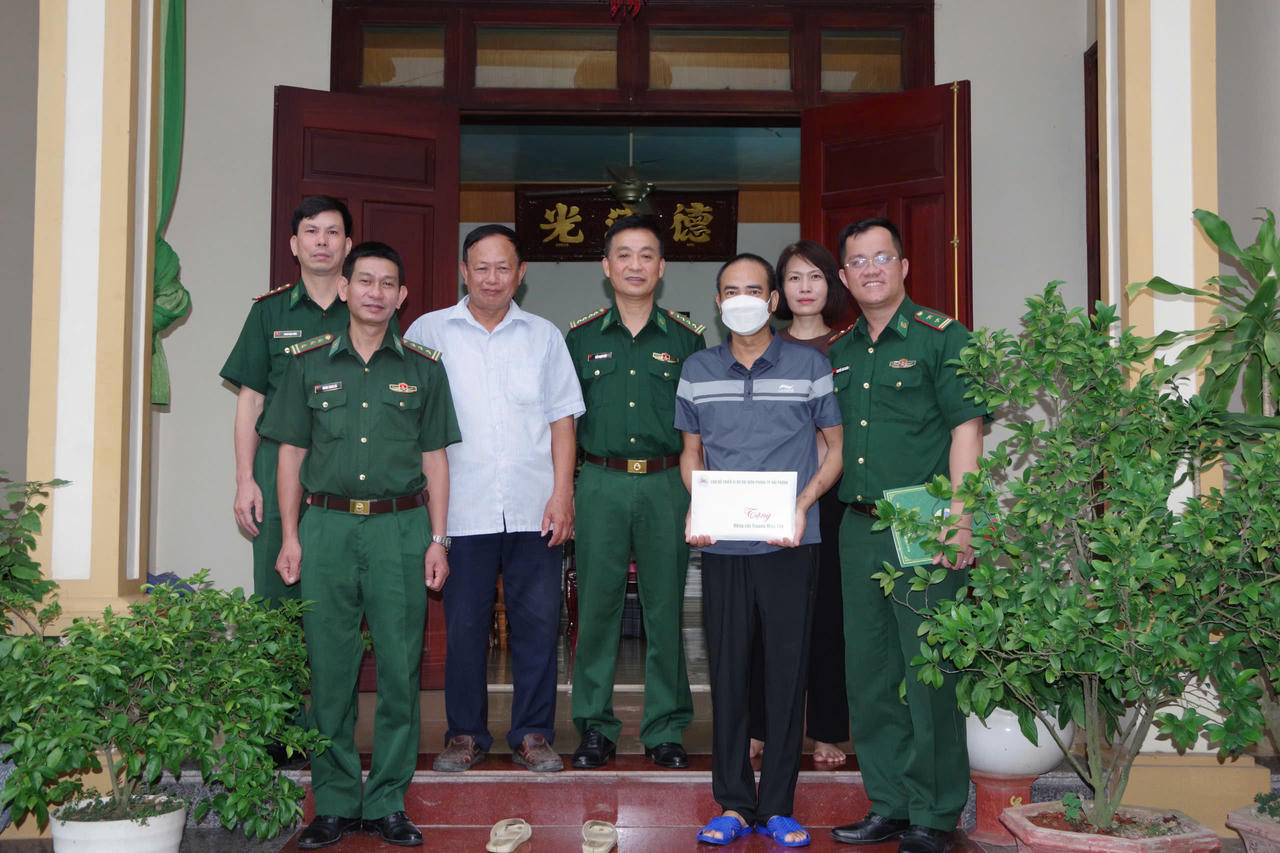 Tình cảm, sự sẻ chia của cán bộ, chiến sĩ Bộ đội Biên phòng TP Hải Phòng tiếp thêm động lực để Thiếu tá QNCN Trương M.T. yên tâm điều trị, sớm trở lại đơn vị công tác.