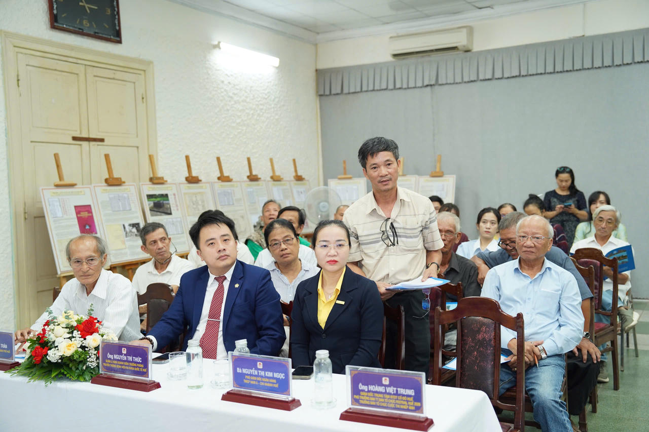Các nhiếp ảnh đặt câu hỏi tại buổi họp báo