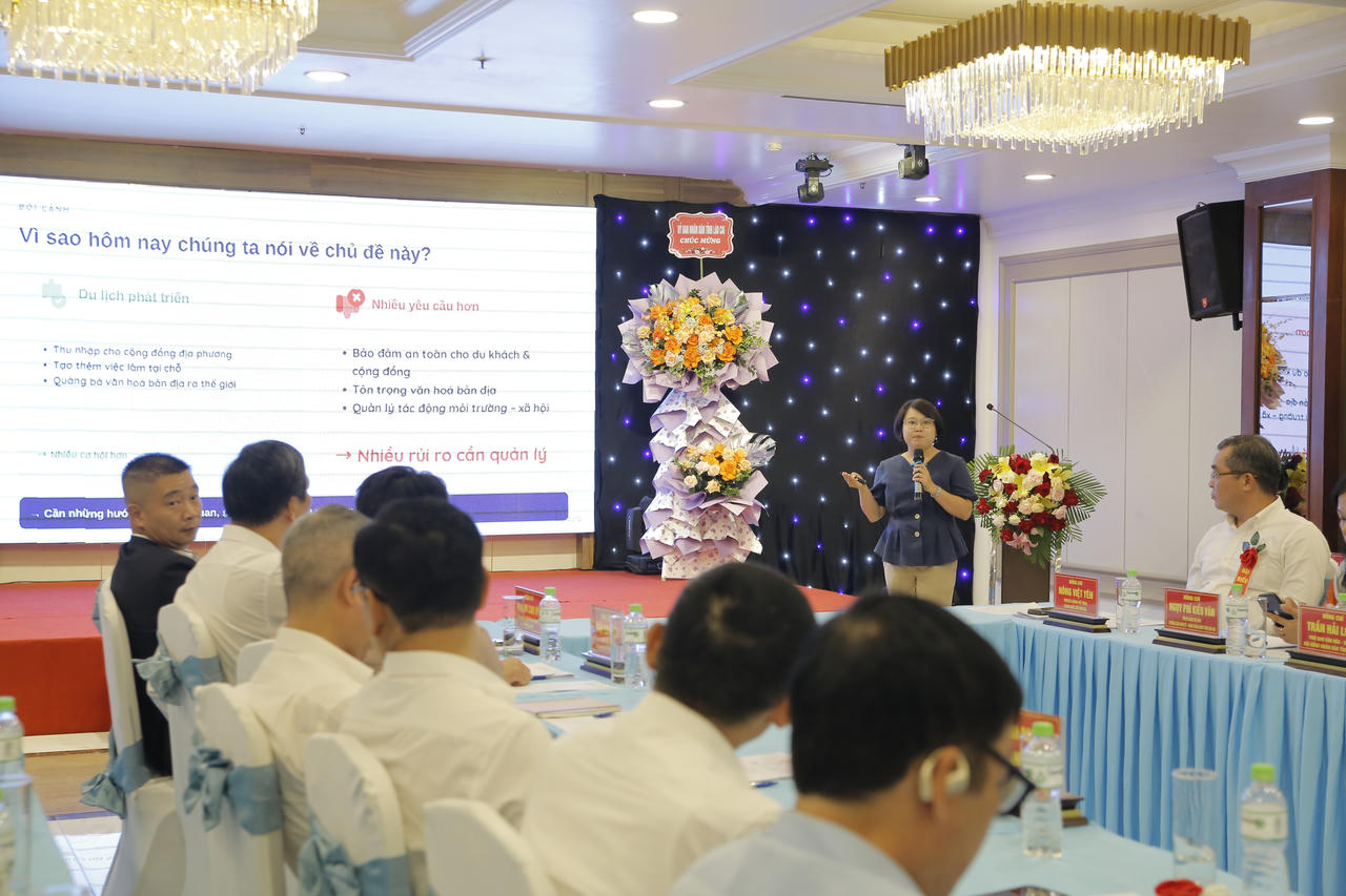 Các đại biểu đã được phổ biến chính sách hỗ trợ phát triển du lịch của tỉnh; nghe các chuyên đề về định hướng phát triển du lịch wellness tại khu vực Văn Chấn - Nghĩa Lộ - Mù Cang Chải - Văn Yên, chuyển đổi số trong du lịch, hướng dẫn thực hành an toàn tại điểm đến, đồng thời trao đổi, hiến kế nhằm nâng cao sức cạnh tranh của du lịch Lào Cai trong giai đoạn mới.