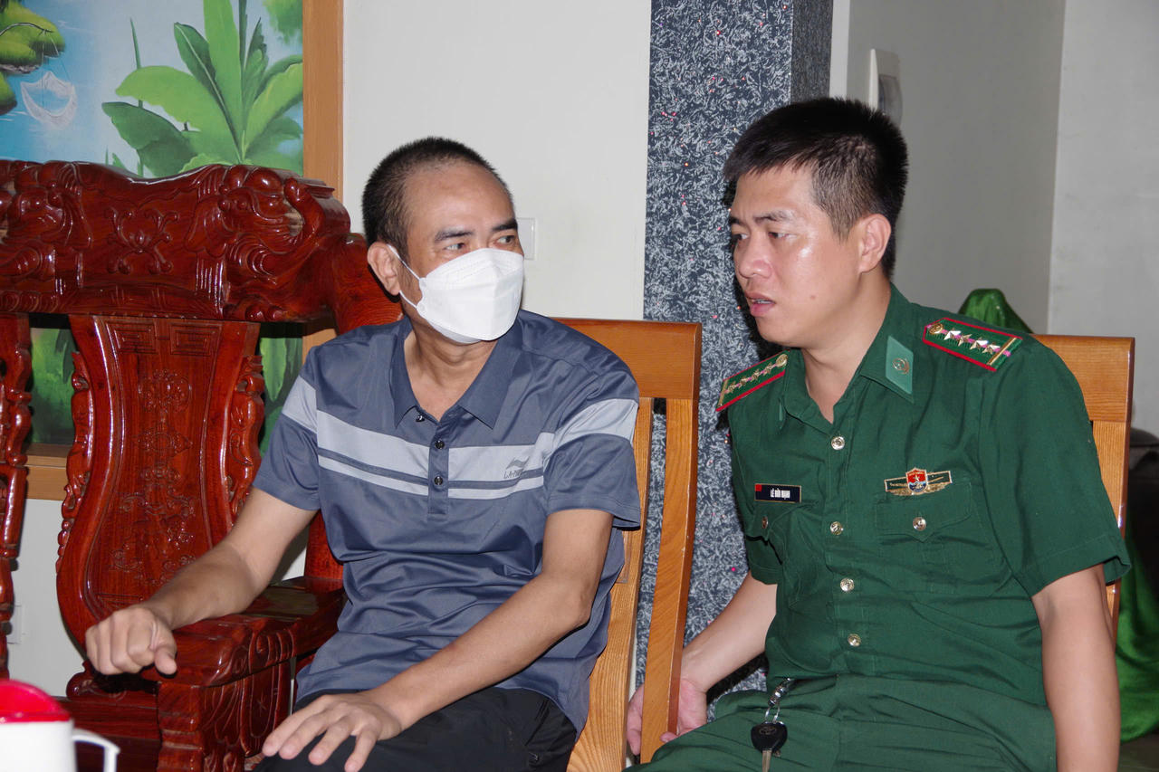 Đoàn công tác Bộ đội Biên phòng TP Hải Phòng trò chuyện, động viên Thiếu tá QNCN Trương M.T.