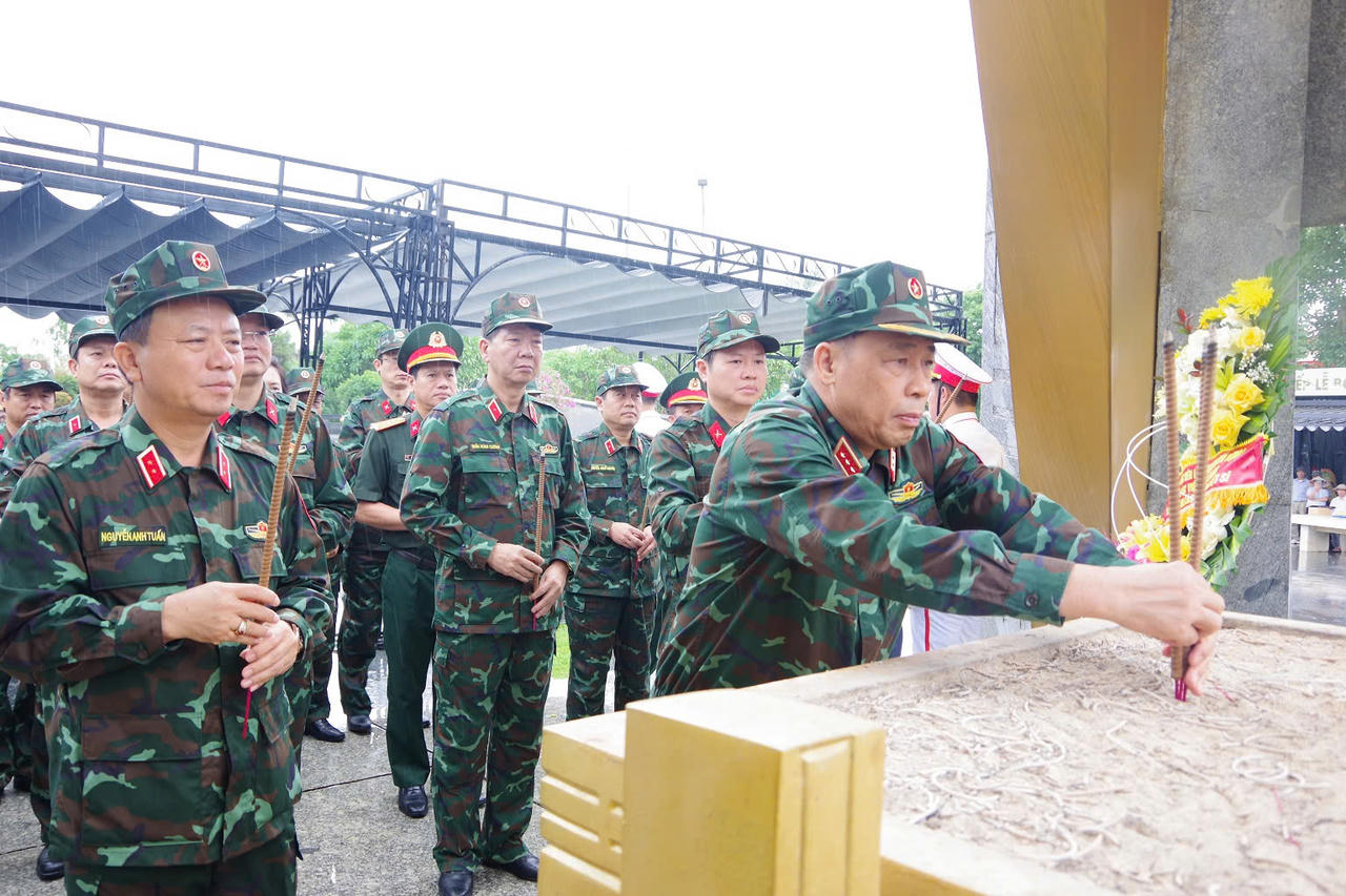 Học viện Quốc phòng tri ân Anh hùng liệt sĩ, tặng quà trị giá hơn 400 triệu đồng tại Quảng Trị