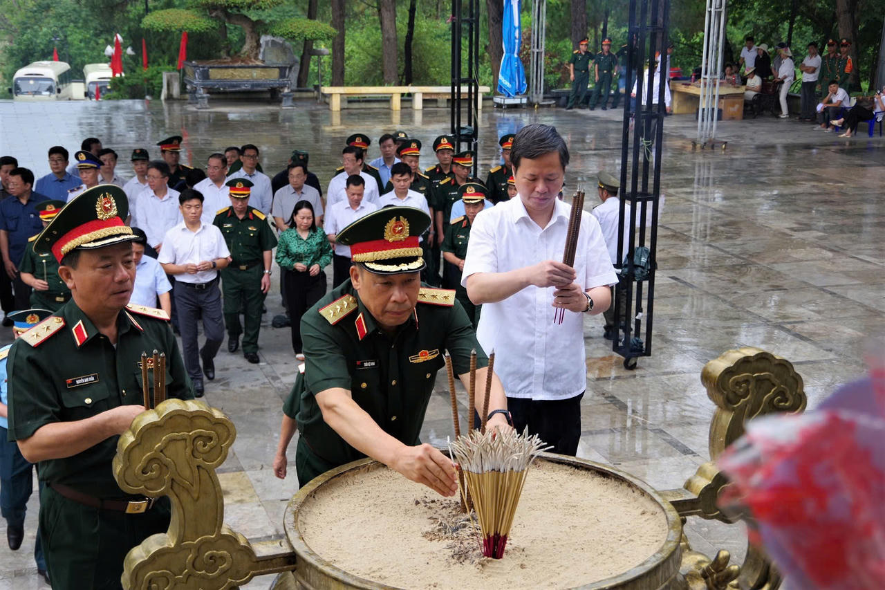 Học viện Quốc phòng tri ân Anh hùng liệt sĩ, tặng quà trị giá hơn 400 triệu đồng tại Quảng Trị