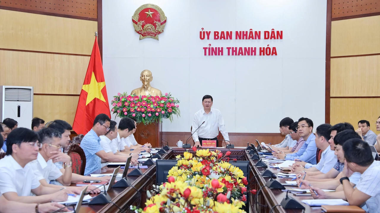 Từ đầu năm 2026 đến nay, UBND tỉnh Thanh Hóa đã có những buổi làm việc với ngành điện trong việc bàn và đưa ra các giải pháp trọng tâm đảm bảo thực hiện tốt mục tiêu cung ứng điện, công tác tiết kiệm điện và phát triển điện mặt trời mái nhà trên địa bàn tỉnh.