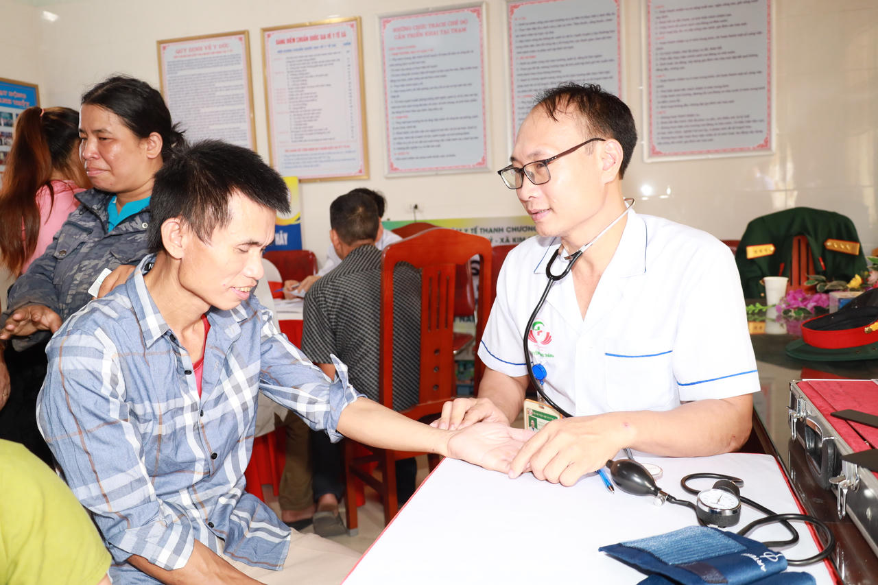 Khám, cấp thuốc miễn phí cho hơn 600 người dân vùng biên giới Việt - Lào