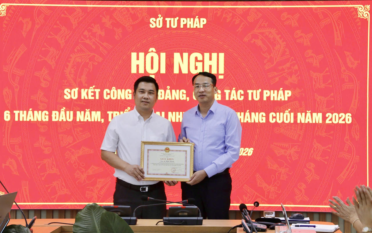 Tại hội nghị, Giám đốc Sở Tư pháp tỉnh Cao Bằng tặng giấy khen cho tập thể Văn phòng đại diện Báo PLVN tại tỉnh Lào Cai và PV Lê Hanh vì có thành tích xuất sắc trong họp động báo chí đối với tư pháp địa phương. (Ảnh: Thanh Tùng)