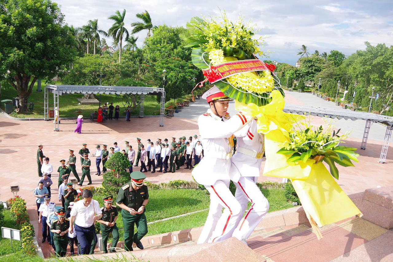 Học viện Quốc phòng tri ân Anh hùng liệt sĩ, tặng quà trị giá hơn 400 triệu đồng tại Quảng Trị