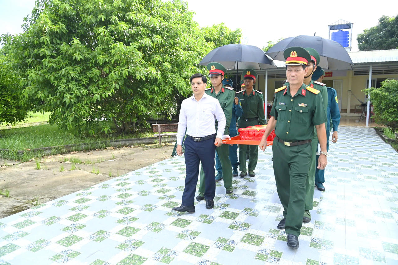 Lãnh đạo Bộ Chỉ huy Quân sự tỉnh Cà Mau, lãnh đạo xã Trần Văn Thời cùng cán bộ, chiến sĩ vận chuyển các hộp mẫu sinh phẩm lên xe chuyên dụng (Ảnh: Văn Đông).