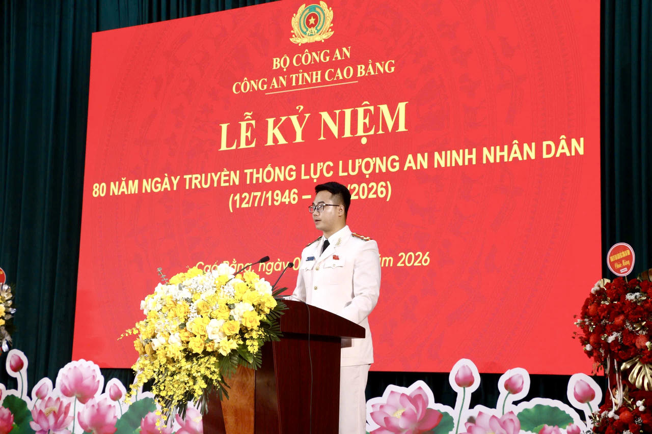 Thương uý Đinh Quang Vinh, Phó đội trưởng Phòng ANCTNB, Công an Cao Bằng phát biểu tại buổi lễ. (Ảnh: Thanh Tùng)