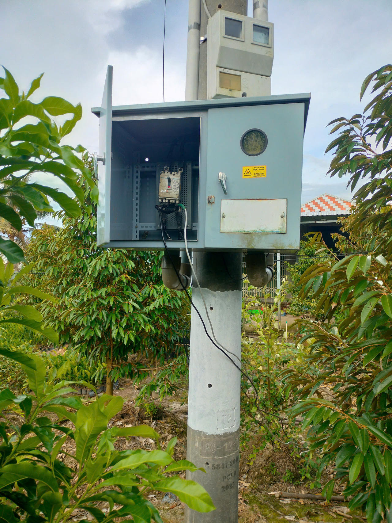 Hành vi dùng dây dẫn đấu nối vào Aptomat trạm biến áp của ngành điện dẫn vào nhà để sử dụng (không qua công tơ đo đếm) tại Tây Ninh.