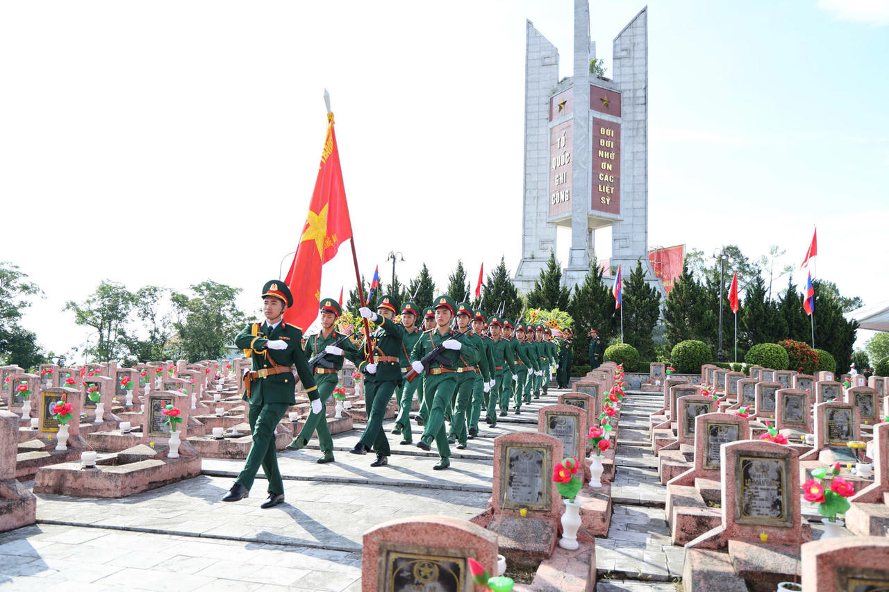 Khu tưởng niệm các nhà báo – liệt sĩ trong Âu Lạc Cổ Tự. Ảnh: Bùi Văn Ý