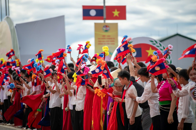 Đông đảo nhân dân có mặt từ sớm để chào đón các đại biểu tham dự Chương trình Giao lưu.
