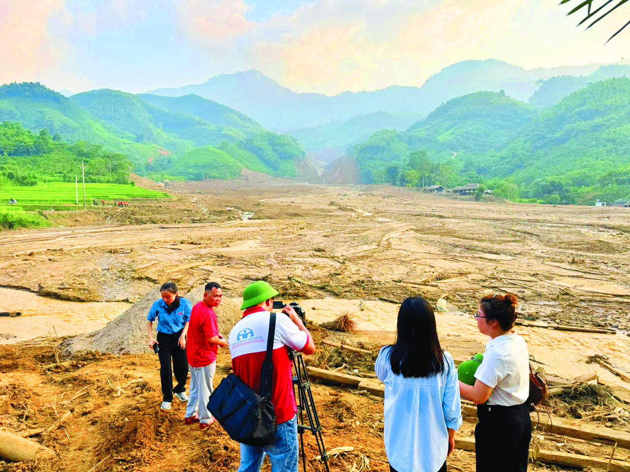 Phóng viên Báo PLVN tác nghiệp tại hiện trường Làng Nủ. Ảnh trong bài: baophapluat.vn