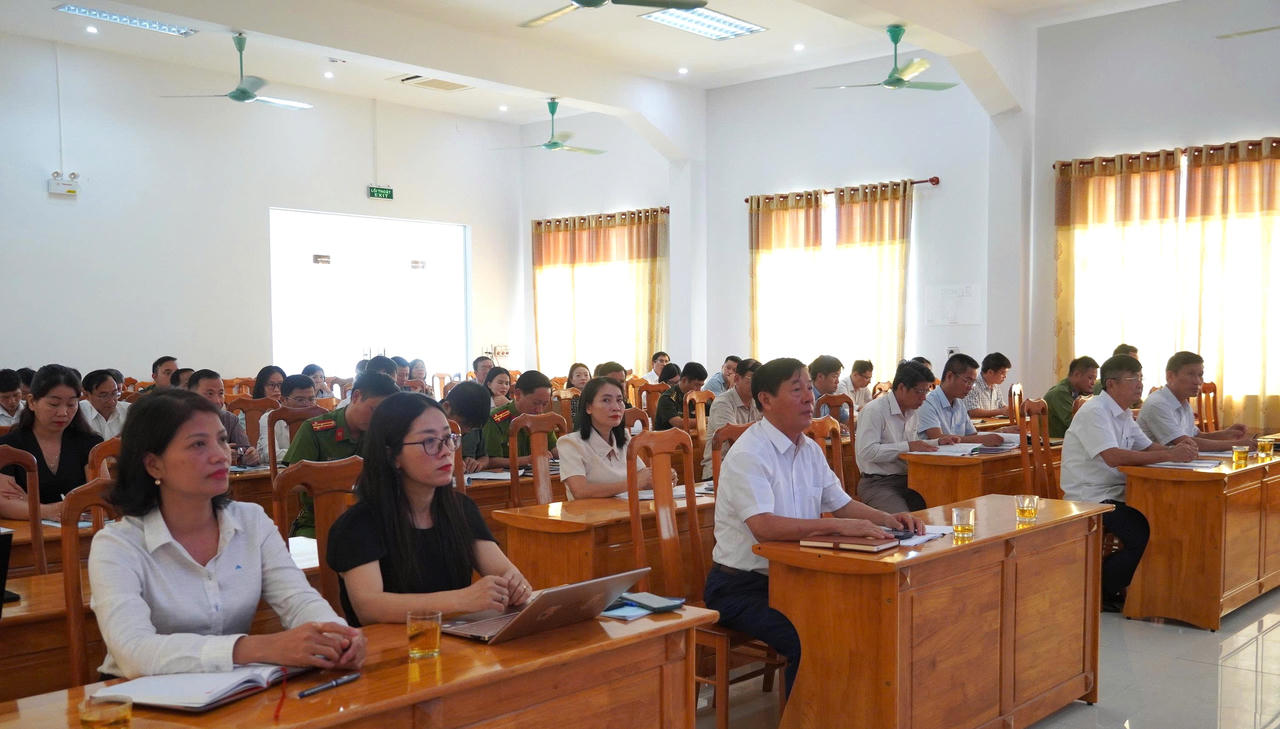 Các đại biểu tham dự tọa đàm bàn giải pháp nâng cao hiệu quả công tác phổ biến, giáo dục pháp luật tại vùng đồng bào dân tộc thiểu số và miền núi.