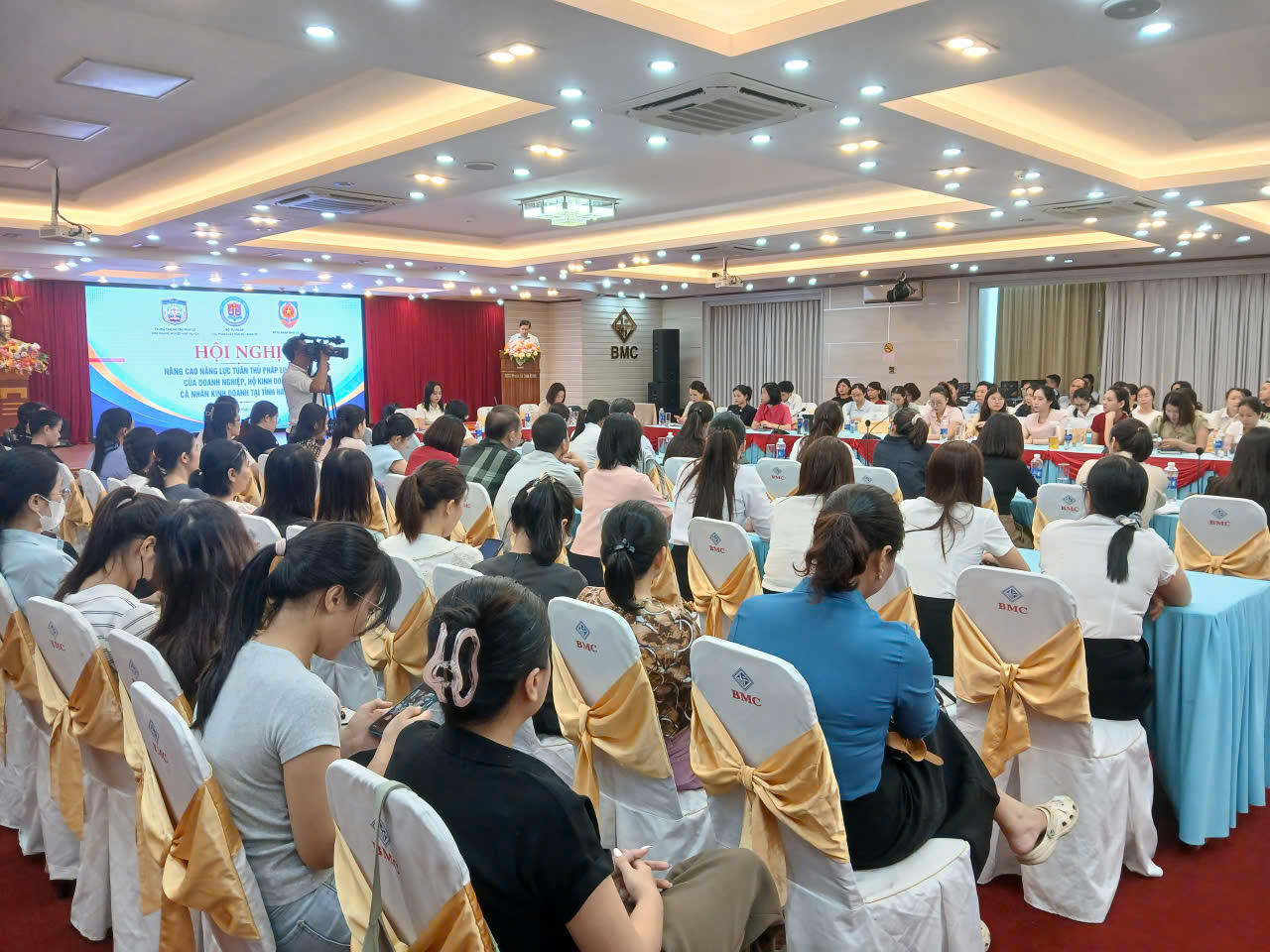 Hơn 200 doanh nghiệp nhỏ và vừa, hộ kinh doanh tham dự hội nghị.