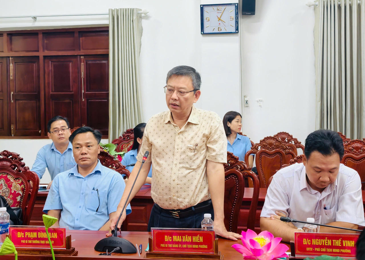 Ông Mai Văn Hiền, Phó Bí thư Đảng ủy, Chủ tịch UBND phường Dầu Giây phát biểu tại buổi gặp gỡ.