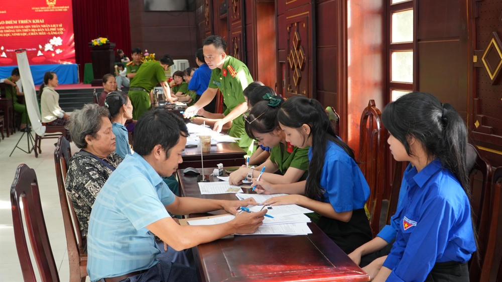 Các lực lượng hỗ trợ, lấy thông tin của các thân nhân liệt sĩ.