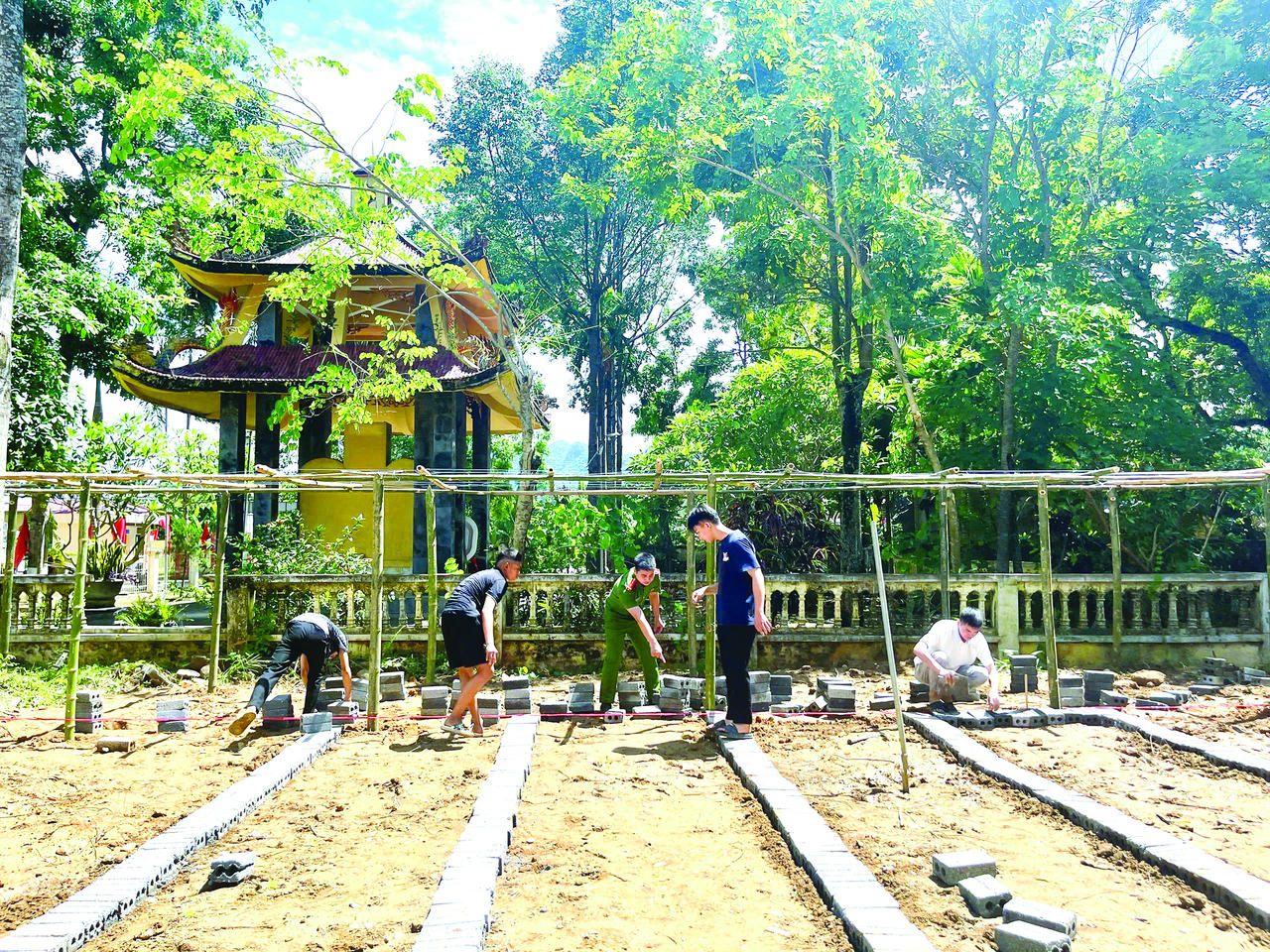 TTN cùng cán bộ CA xã Cẩm Thạch cuốc đất, lên luống tại khu vườn “Gieo hạt đổi thay”.