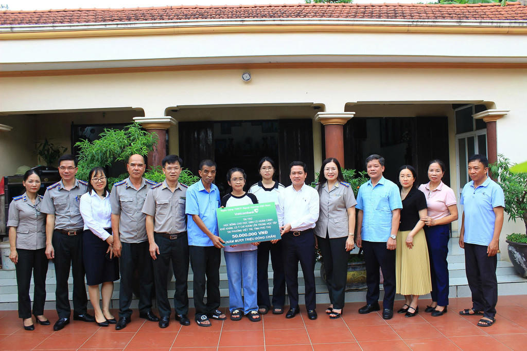 Thi hành án dân sự tỉnh Phú Thọ phối hợp với Vietcombank Chi nhánh Vĩnh Phúc tổ chức trao học bổng cho hai cháu Trần Lan Anh và Trần Thị An Nguyên. Ảnh: Thi hành dân sự tỉnh Phú Thọ